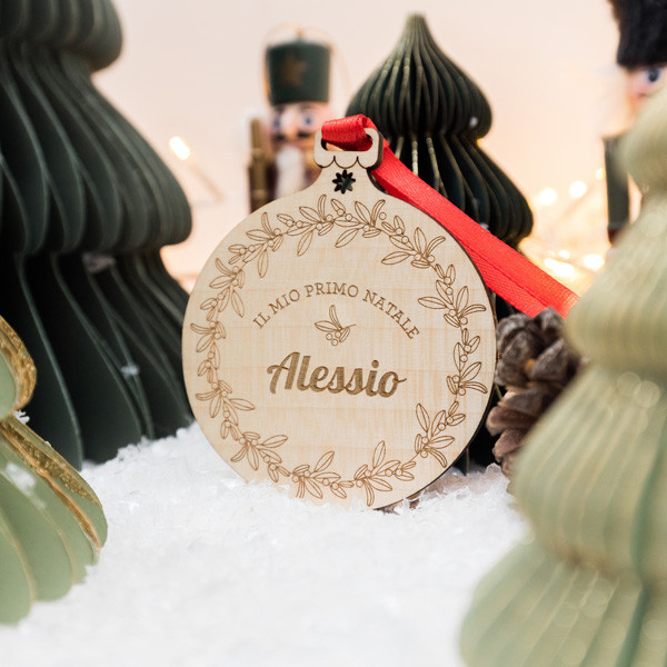 Palline e ornamenti in legno per l'albero di Natale personalizzati con incisione